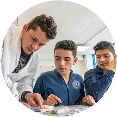 Maestro con estudiantes