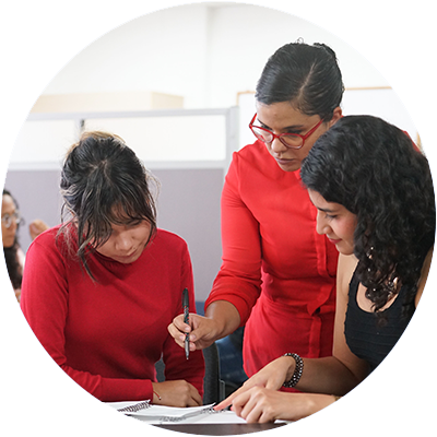 Profesores interactuando