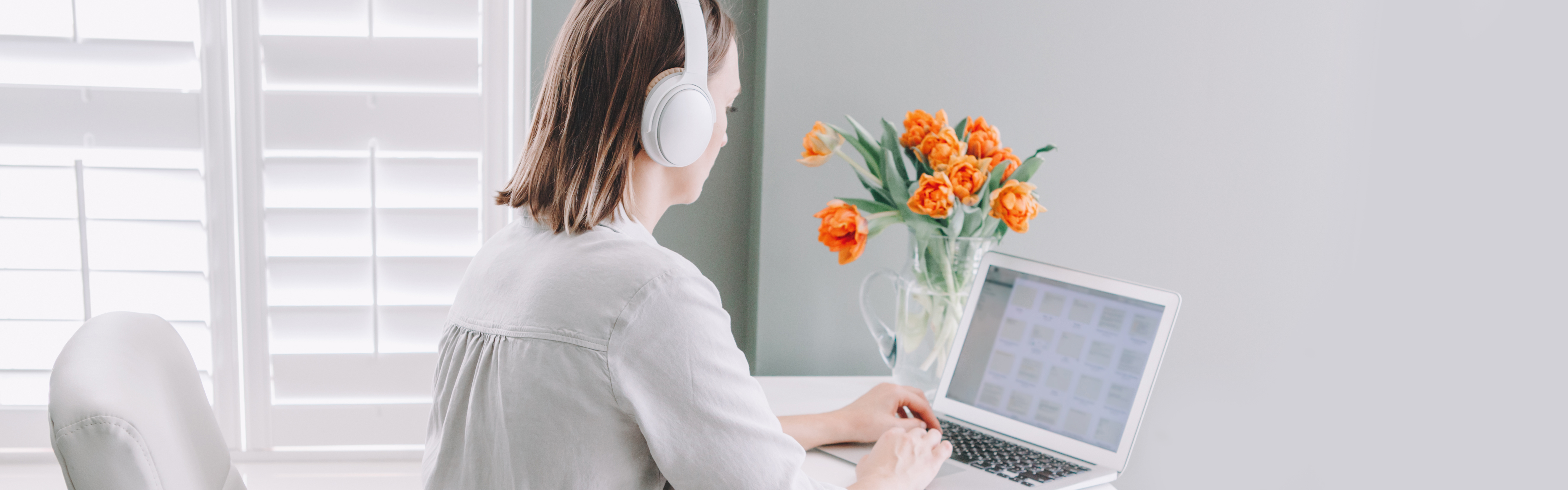 Foto de mujer de mediana edad estudiando