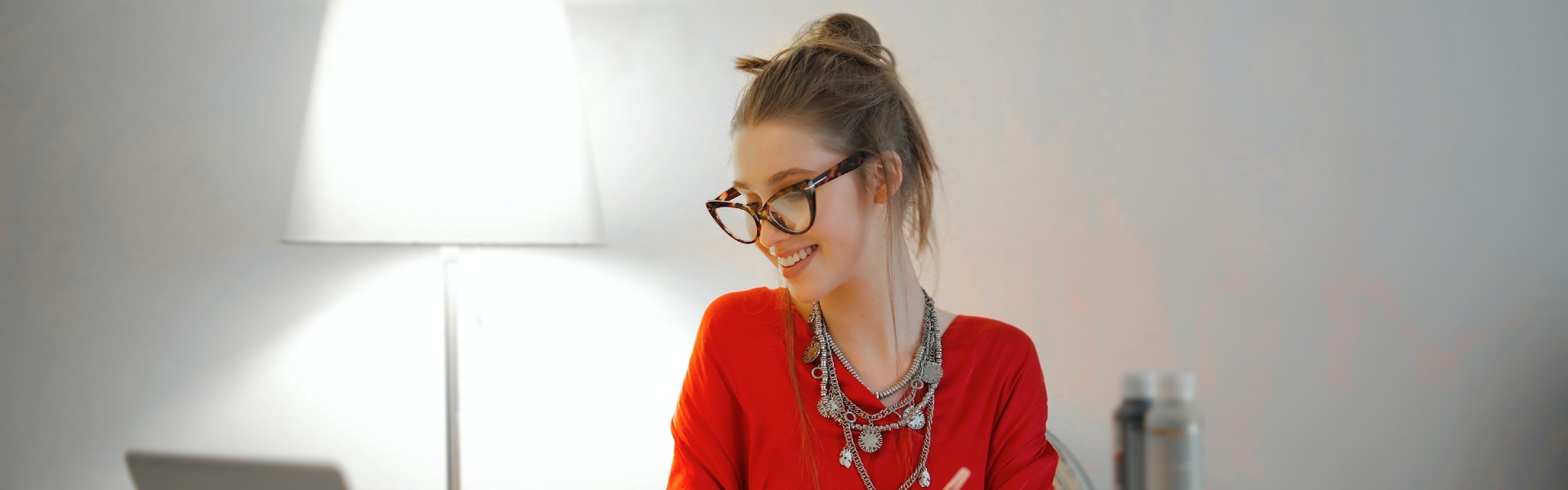 Foto de Joven con camisa roja estudiando