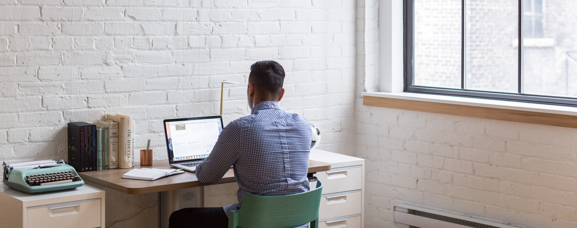 Foto de Joven frente al computador