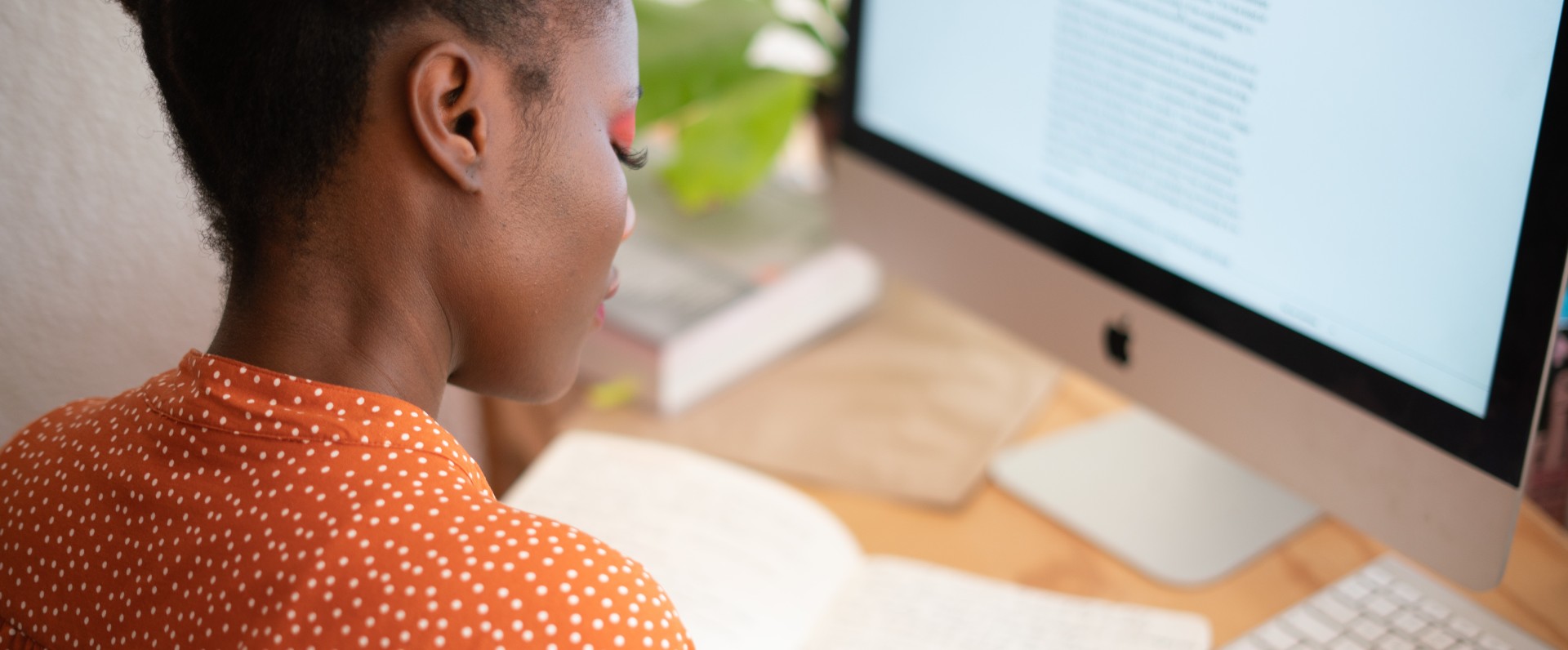 Foto de mujer tomando nota