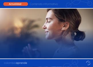 Imagen de una mujer simulando un estado de relajación, con los ojos cerrados
