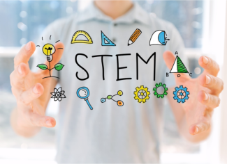 Torso de joven con camiseta blanca que hace el ademán de tener entre sus manos la sigla STEM, con dibujos de símbolos como lápiz, átomo, lupa, escuadra y transportador, entre otros