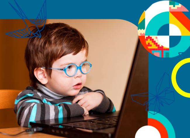 Foto de un niño aprendiendo frente al computador