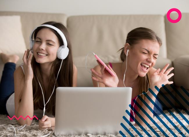 Chicas escuchando musica en el computador