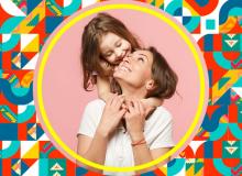 Foto de una mamá e hija abrasándose 