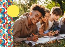 Foto de jovenes estudiando sobre el pasto