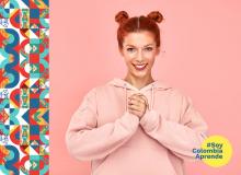 Foto de una mujer sonriendo y abrazando sus manos