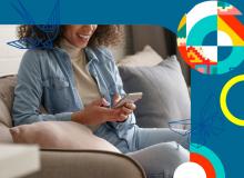 Foto de una mujer revisando su celular