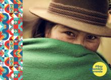 Foto de indigena con sombre y ruana verde