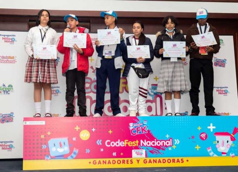 Foto con seis de los ganadores del Codefest. Tres niñas y tres niños enseñan su diploma