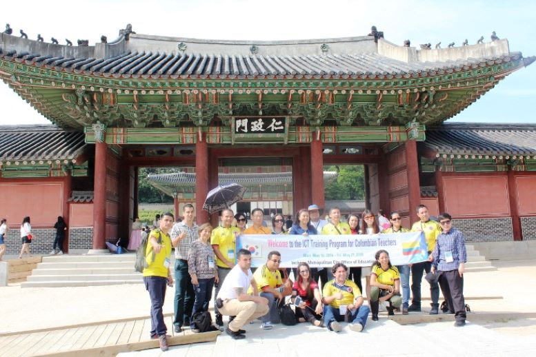 Foto de grupo de docentes seleccionados en viaje a Corea, con fondo de uno de los palacios en Seúl